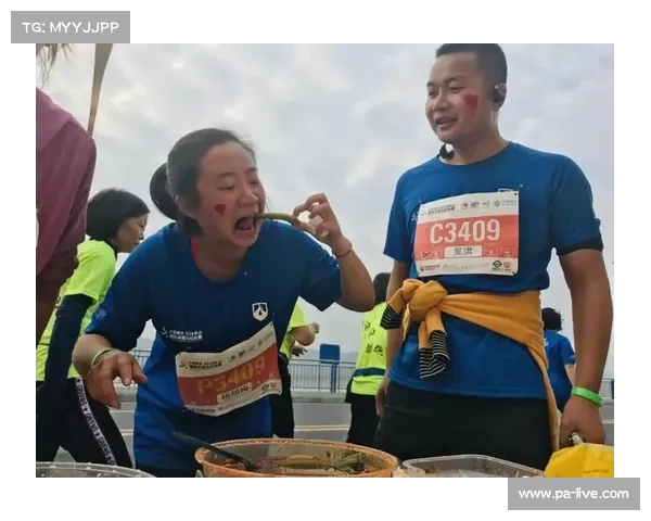 环湖马拉松赛道上的美食补给站成最硬核加油方式助力选手奋勇前行 环湖马拉松赛道上的美食补给站成最硬核加油方式助力选手奋勇前行