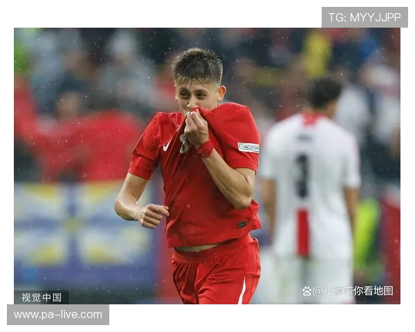 欧洲杯传奇时刻他场边亲吻奖杯全场掌声如雷动情瞬间永载足坛 欧洲杯传奇时刻他场边亲吻奖杯全场掌声如雷动情瞬间永载足坛