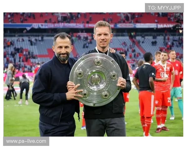 欧洲杯球员被换下怒摔毛巾主帅回应态度太真实引热议