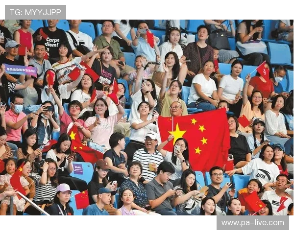 震撼全场！复出后的惊人救球逆转赛局引发观众疯狂欢呼